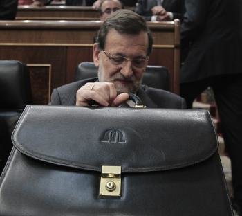 Rajoy con su cartera en su escaño del Congreso.