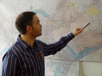 Magín Daparte señala en los planos del concello la zona de expansión del parque empresarial. (Foto: LR)
