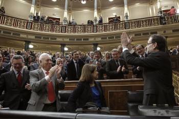 La bancada popular aplaude al presidente del Gobierno Mariano Rajoy, al finalizar el debate. (Foto: EMILIO NARANJO)