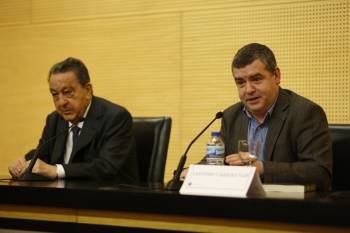 El abogado Emilio Atrio (izquierda) fue el encargado de presentar al juez-escritor, Antonio Vázquez-Taín. (Foto: XESÚS FARIÑAS)