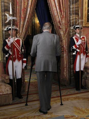 El rey Juan carlos camina apoyado en sus muletas tras una audiencia celebrada en el Palacio Real. (Foto: BALLESTEROS)