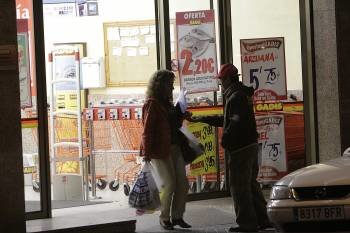Un indigente, a las puertas de un supermercado. (Foto: MIGUEL ÁNGEL)