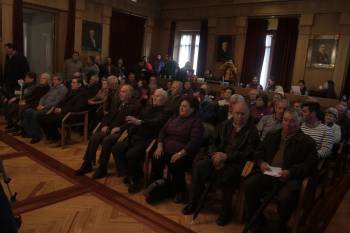 Vecinos de A LImia llenaron el salón de plenos de la Diputación para presenciar el debate sobre la mina de feldespatos.  (Foto: MIGUEL ÁNGEL)