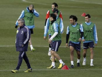 Los jugadores del Real Madrid, ayer durante el entrenamiento en Valdebebas. (Foto: PACO CAMPOS)
