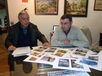 Julio Fernández y Aurentino Alonso muestran las fotos incluidas en el informe.