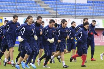 Los jugadores del CD Ourense, ayer durante el entrenamiento en O Couto. (Foto: XESÚS FARIÑAS)