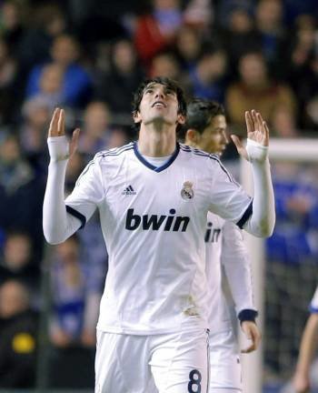 Kaká celebra mirando al cielo el gol del empate del Madrid en Riazor. (Foto: LAVANDEIRA JR)