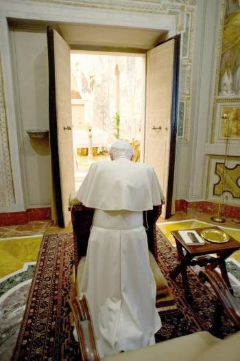 El Papa reza dentro del palacio apostólico. (Foto: Y OSSERVATORE ROMANO)