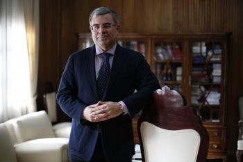 El presidente de la Audiencia Provincial, Fernando Alañón, en su despacho. (Foto: Xesús Fariñas)