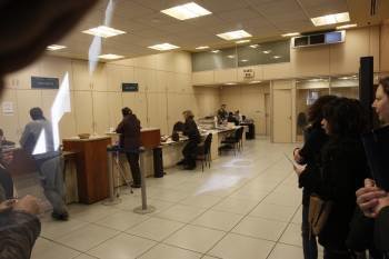 Clientes realizando gestiones en una oficina bancaria de la ciudad.  (Foto: XESÚS FARIÑAS)