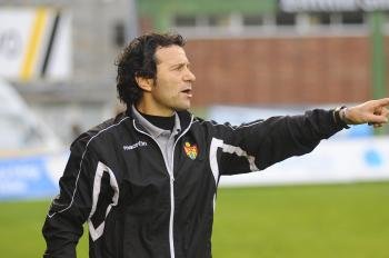 Luisito, entrenador del Ourense, siguiendo uno de los partidos desde el banquillo.
