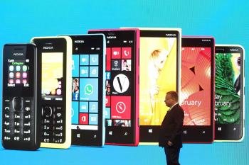 El presidente ejecutivo de Nokia, Stephen Elop, durante la presentación hoy en el Mobile World Congress del Nokia 105 y el Nokia 301, dos nuevos modelos 'fáciles de usar' que costarán 15 y 65 euros, respectivamente (Foto: EFE)