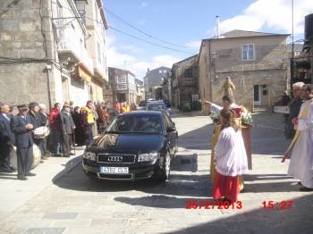 El párroco bendiciendo los vehículos en presencia de la imagen del beato.