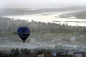 Foto de archivo tomada el 6 de abril de 2009 de  un globo aerostático mientras sobrevuela una localidad egipcia cerca del río Nilo durante un viaje a lo largo de la orilla occidental de Luxor.
