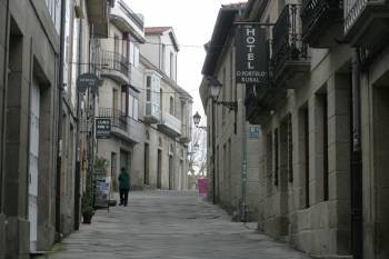 Las calles del casco antiguo concentran parte del comercio. (Foto: MARCOS ATRIO)