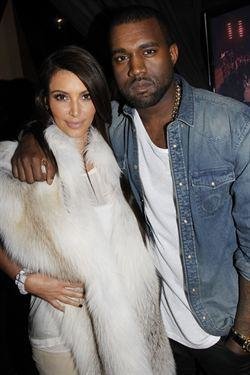 La reina del reality show Keeping Up with de Kard posa con su marido Kanye West.