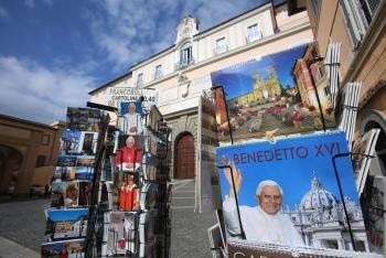 Varios recuerdos en venta frente al palacio apostólico de Castel Gandolfo, la residencia estival del papa, a las afueras de Roma.
