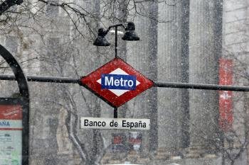 Vista de una estación de metro madrileña, bajo la nevada que cae hoy sobre la capital.