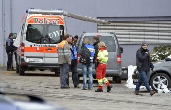 Agentes de policía inspeccionan el lugar en el que se ha producido un tiroteo en una empresa maderera de la localidad suiza de Menznau