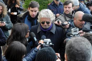 El cómico Beppe Grillo, atendiendo a los medios de comunicación el pasado lunes. (Foto: RICCARDO ARATA)