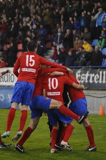 Los jugadores del Ourense celebran el gol de Óscar Martínez anteel Getafe Ben O Couto. (Foto: MARTIÑO PINAL)