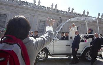 El papa Benedicto XVI abandona en el papamóvil la plaza de San Pedro (Foto: EFE)