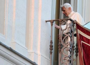 El papa Benedicto XVI sale del balcón tras saludar a sus seguidores en la plaza de la Libertad de Castelgandolfo, Italia (Foto: EFE)