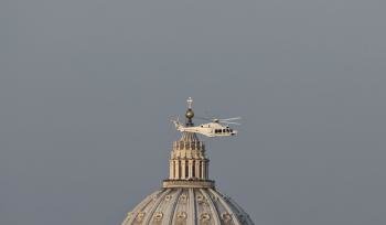 El helicóptero papal lleva al papa Benedicto XVI desde Ciudad del Vaticano al palacio de Castelgandolfo, Italia (Foto: EFE)