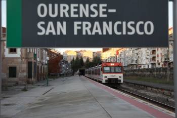 El tren Ourense-Puebla de Sanabria, estacionando en un andén de la estación de San Francisco. (Foto: J. PAZ)