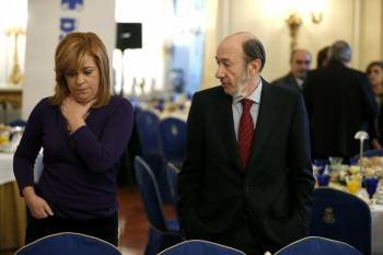 Los dirigentes del PSOE Rubalcaba y Elena Valenciano, que ayer enviaba un mensaje conciliador al PSC. (Foto: J.C. HIDALGO)