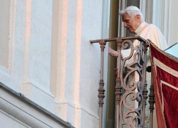 Benedicto XVI saluda a los fieles en la plaza de la Libertad de Castel Gandolfo en su último acto como papa.