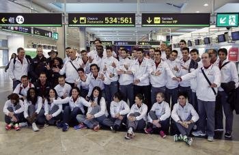 El equipo español de atletismo, justo antes de partir desde Madrid hacia Gotemburgo.