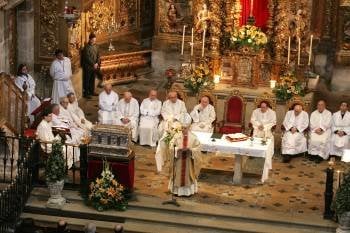 El obispo Leonardo Lemos presidió la eucaristía en Celanova. (Foto: MARCOS ATRIO)