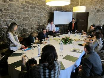 Currás, con su equipo de gobierno, en la reunión que mantuvieron ayer en una casa de turismo rural. (Foto: CRISTÓBAL GARCÍA)