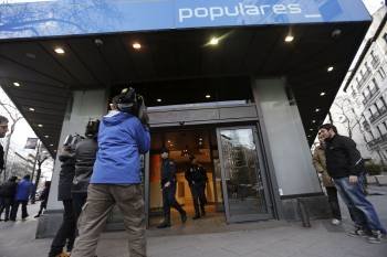 Varios policías salen de la sede del PP en Madrid tras notificar la denuncia interpuesta por Bárcenas. (Foto: J. MARTÍN)