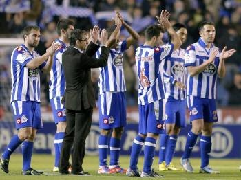 Los jugadores del Dépor aplauden a los aficionados al término del partido contra el Madrid. (Foto: LAVANDEIRA JR)