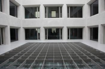 Patio interior del edificio del Banco de España, que en enero se anunció que abriría 'en semanas'. (Foto: JOSÉ PAZ)