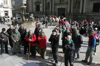Parte de los peregrinos que ayer participaron en la andaina, durante el acto en la plaza Maior. (Foto: MARCOS ATRIO)