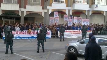 Antidisturbios de la Guardia Civil vigilan las protestas a las puertas de la Casa de la Cultura de Burela (Foto: E.P.)