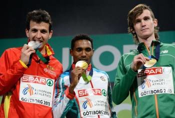 El burgalés Higuero muerde la medalla de plata conquistada en los Europeos de Gotemburgo.