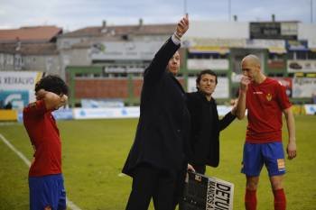 Rois reclama la atención de la asistente en el cambio de Noguerol, mientras Luisito habla con Óscar Martínez. (Foto: FOTOS: MARTIÑO PINAL)
