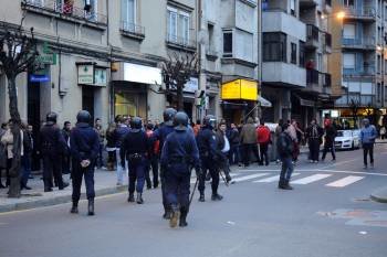 La calle de Ervedelo, tomada por la Policía después de los incidentes en los prolegómenos del partido. (Foto: FOTOS: MARTIÑO PINAL)