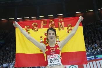 Ruth Beitia celebra el oro con la bandera de España. (Foto: BJORN LARSSON)