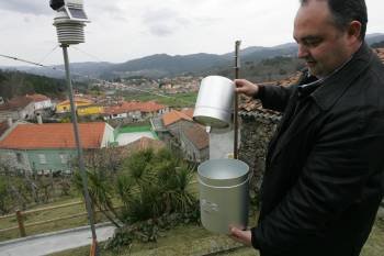 Pablo Álvarez muestra el pluviómetro.