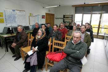 Un grupo de asistentes a la reunión celebrada ayer en el concello de Verea. (Foto: MARCOS ATRIO)