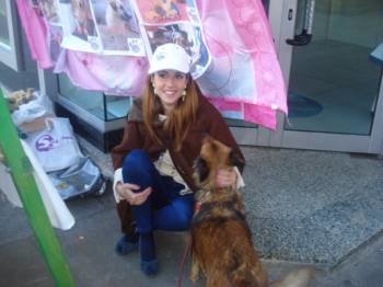 La presidenta de la protectora de animales, Graciela Daparte, con un perro.