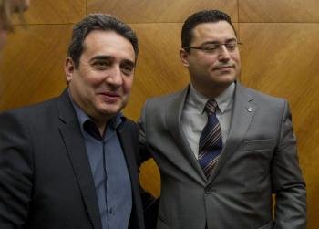 El exalcalde de Sabadell (Barcelona) Manuel Bustos (i) y el nuevo alcalde, Joan Carles Sánchez.