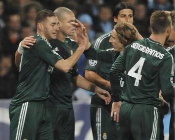 Los jugadores del Madrid celebran el gol de Modric (Foto: EFE)
