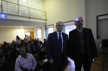 Manuel Baltar y Freire Couto, de pie, con los militantes. (Foto: M. PINAL)