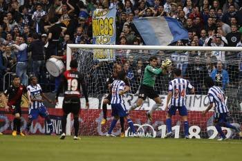 Dani Aranzubia atrapa un balón durante el partido contra el Rayo Vallecano. (Foto: DXT)